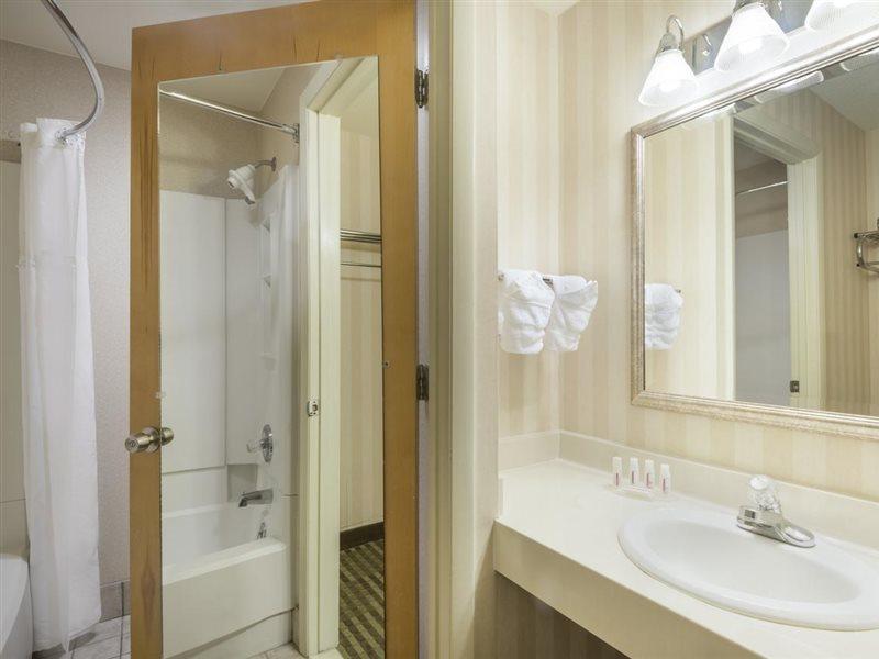 Hotel Ramada By Wyndham Columbus North Westerville Exterior foto